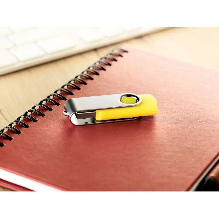 Techmate usb flash drive de 4 gb, galben si argintiu, corp rotativ metalic pentru stocare portabila