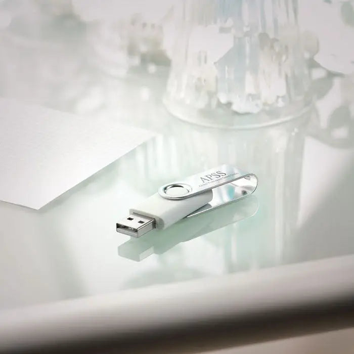 Techmate usb flash de 8 gb alb si argintiu cu capac rotativ si brand apSS gravat pe suprafata metalica