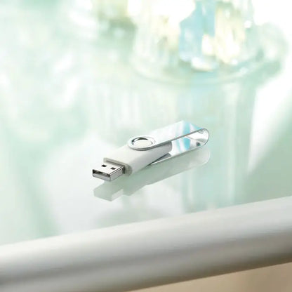 Usb flash drive techmate de 8 gb cu corp alb din plastic si accente metalice argintii elegante