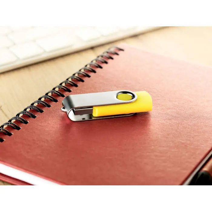 Techmate usb flash de 8 gb galben si argintiu cu design rotativ si capac metalic
