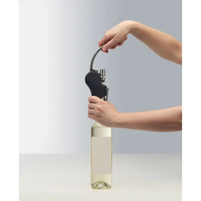Tibuson automat cu pârghie negru și argintiu cu maner ergonomic folosit pentru a deschide o sticla de vin alb