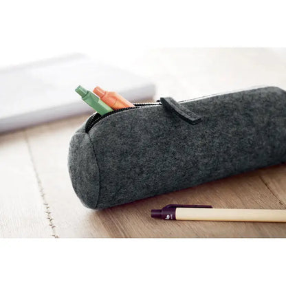 Toc de creion din fetru gri inchis cu fermoar si o mică clapetă din material textil pentru prindere