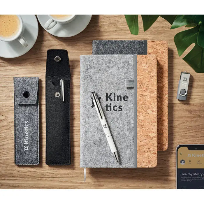 Notebook din fetru gri cu branding kine tics si pix argintiu pentru toc de creion din fetru rpet
