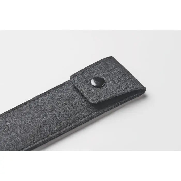 Toc de creion din fetru rpet gri închis cu închidere cu capsa neagra pentru protecția creioanelor