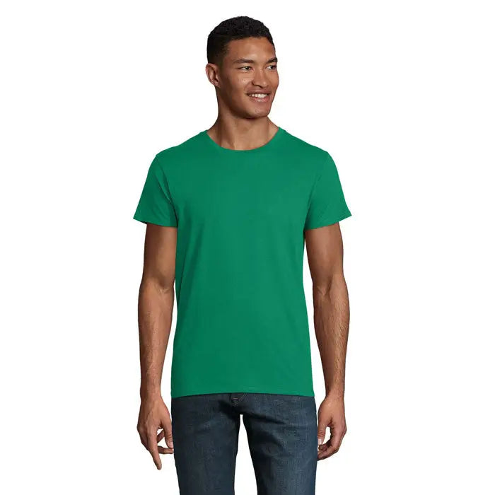 Un bărbat poartă un tricou solid verde cu mâneci scurte și guler rotund tricou bărbați crusader 150g