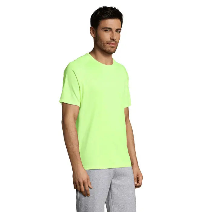 Bărbat purtând tricou sportiv neon verde din bumbac cu mâneci scurte și guler rotund