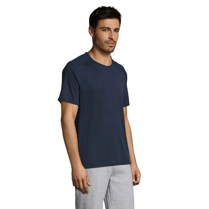 Tricou bărbați sportiv albastru închis cu mânecă scurtă și guler rotund, ideal pentru activități casual