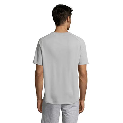 Tricou barbati sportiv gri deschis cu maneci scurte, gat rotund si cusaturi subtile pentru activitati atletice