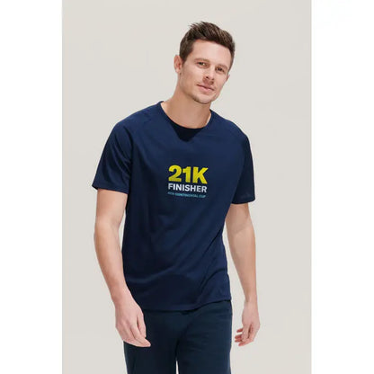 Tricou bărbati sportiv bleumarin cu mâneci scurte din material tehnic cu text galben și alb 21k finisher