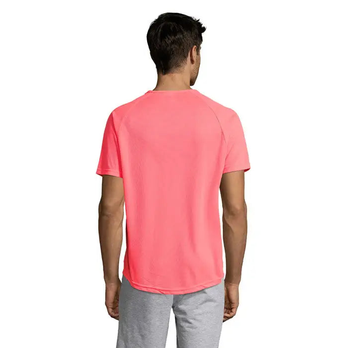 Tricou bărbați sportiv coral roz cu mâneci scurte, guler rotund și detalii subtile pe mâneci