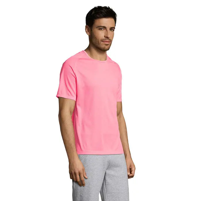 Tricou barbati sportiv roz vibrant cu maneci scurte si decolteu rotund clasic pentru activitati sportive