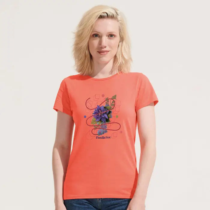 Tricou crusader femeie coral din bumbac 150g cu floare mov și accente geometrice plus text floralia fest