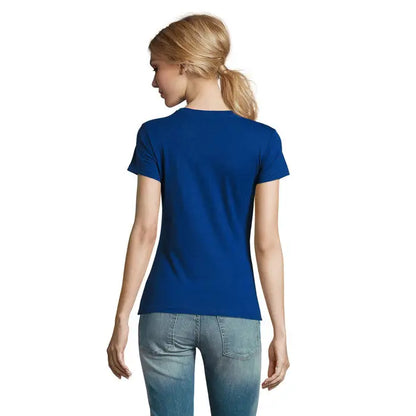 O femeie poartă un tricou imperial femeie 190g royal albastru cu mâneci scurte și decolteu rotund simplu