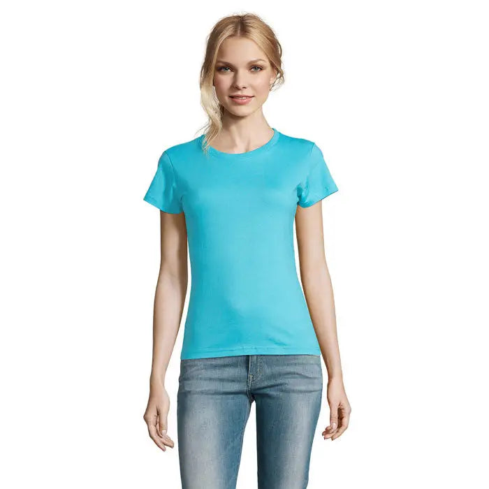O femeie poartă un tricou imperial femeie 190g turcoaz vibrant cu mâneci scurte și croială fitted