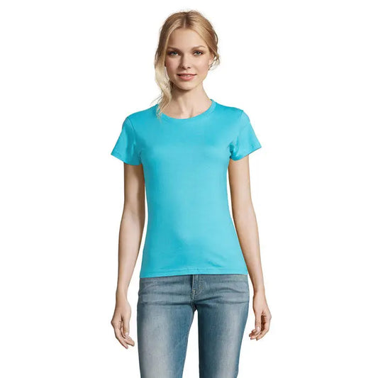 O femeie poartă un tricou imperial femeie 190g turcoaz vibrant cu mâneci scurte și croială conică din material neted