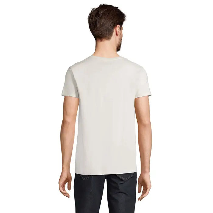 Bărbat purtând tricou pionier men 175g din bumbac off-white cu mâneci scurte și decolteu rotund