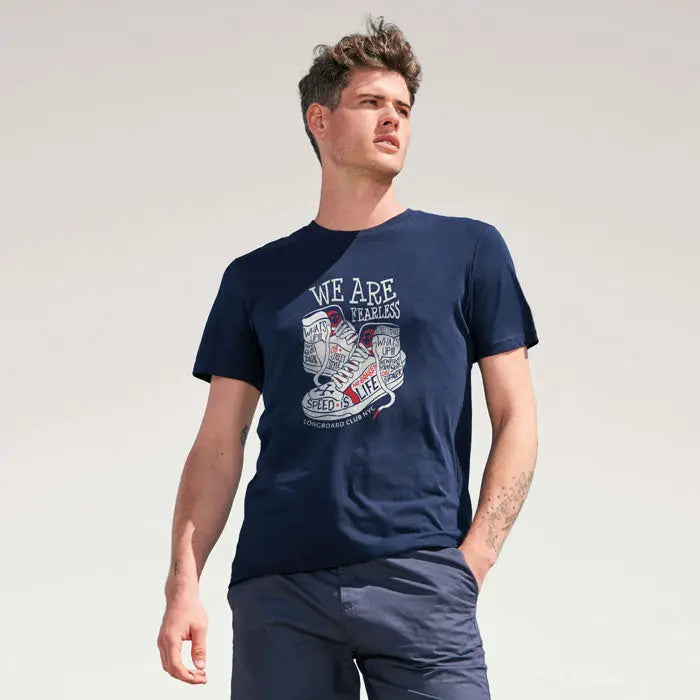 Tricou uni odyssey 170g din bumbac bleumarin cu print alb și roșu cu sneakers și mesajul we are fearless