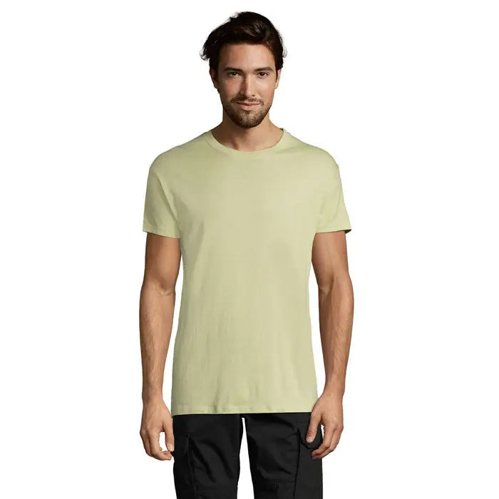 Bărbat purtând tricou uni regent 150g verde deschis cu mâneci scurte și guler rotund din bumbac