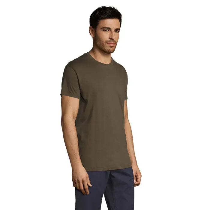 Tricou uni regent 150g din bumbac olive green cu guler rotund clasic si maneci scurte