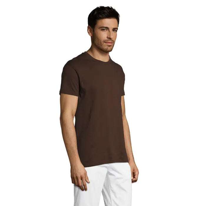 Tricou uni REGENT 150g maro solid din bumbac cu guler rotund clasic si maneci scurte