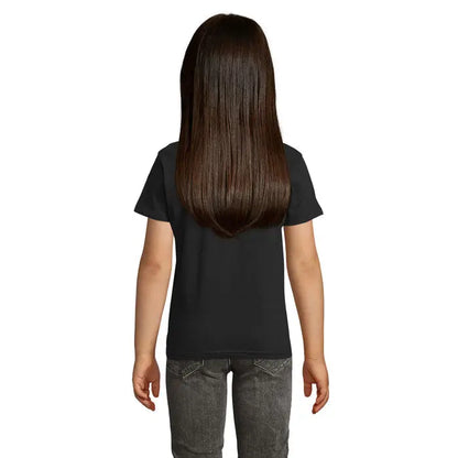 Copil cu tricou negru cu mânecă scurtă purtând un produs trimestru crusader kids 150g cu păr lung drept maro