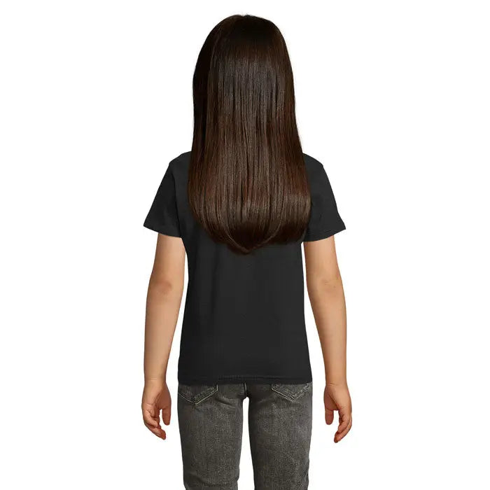 Copil cu păr lung și drept purtând tricou negru cu mânecă scurtă în produsul trioc crusader kids 150g