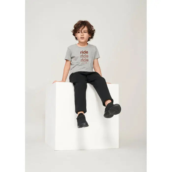 Tricou gri cu mâneci scurte trioc crusader kids 150g cu text roșu și negru ride ride ride imprimat