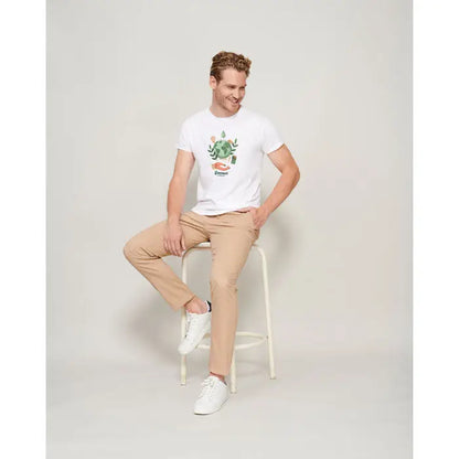 Tricou alb crammed cu grafica verde și portocalie a unei mâini ținând frunze și glob, model TRIOC EPIC UNI 140g
