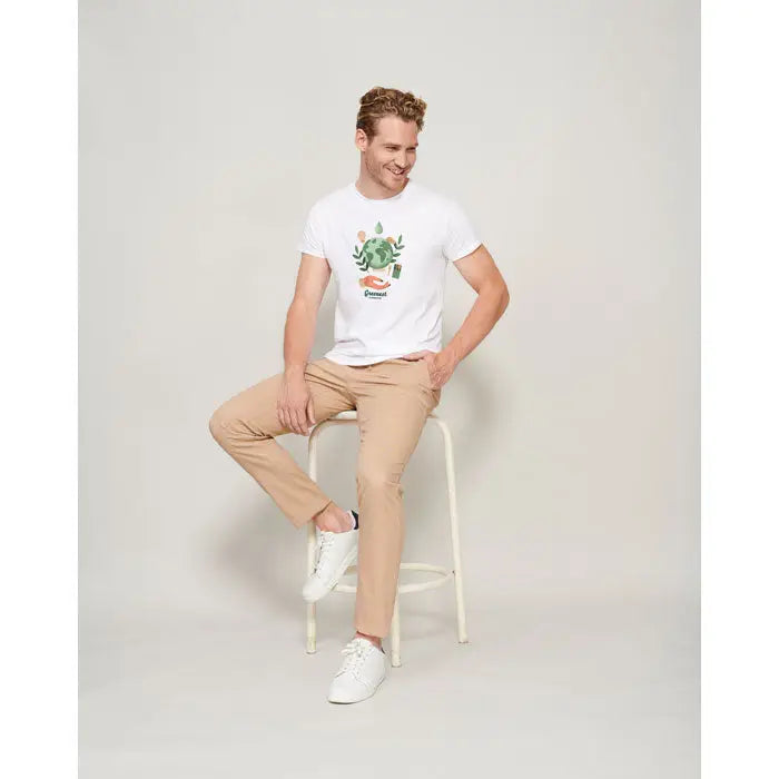 Tricou alb crammed cu design verde si portocaliu de mana tinand frunze si glob, material 140g uni tricou