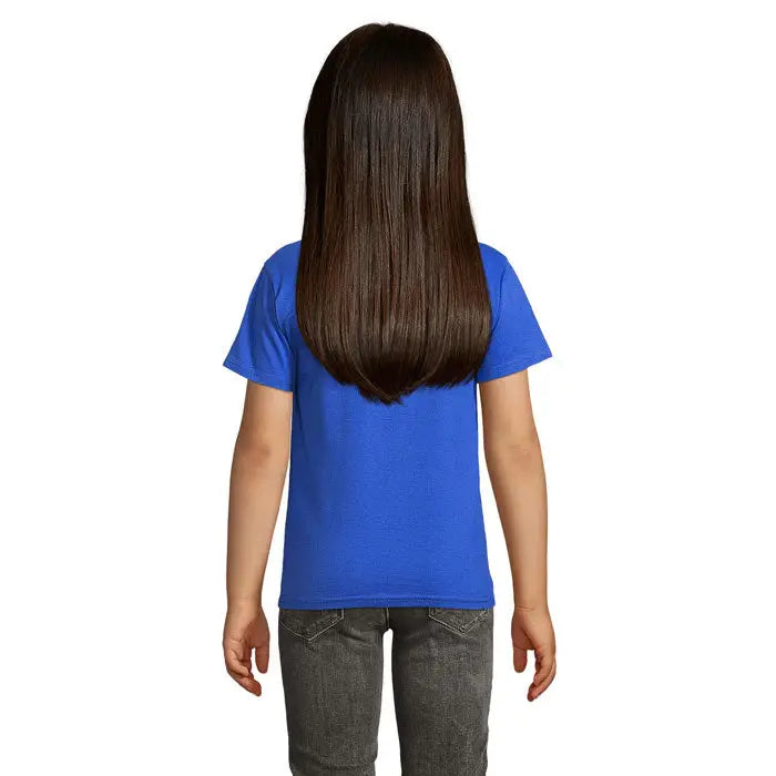 Copil purtând un tricou organic albastru vibrant royal blue cu mâneci scurte și păr lung drept maro închis model trioc pioneer kidstorganic