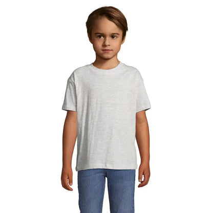 Un copil poartă un tricou gri melanj cu mânecă scurtă și gât rotund clasic din colecția trioc regent kids 150g