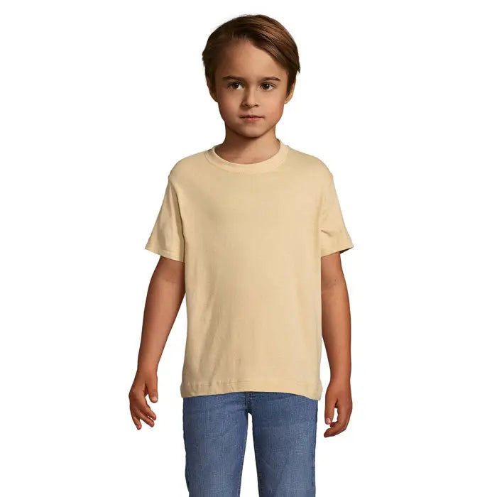 Copil purtând un tricou moale galben pal cu mâneci scurte și decolteu simplu pentru tricot regent kids 150g