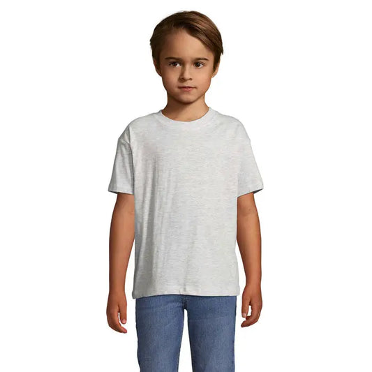 Copil poartă un tricou gri melanj cu mânecă scurtă și guler rotund din colecția trioc regent kids 150g