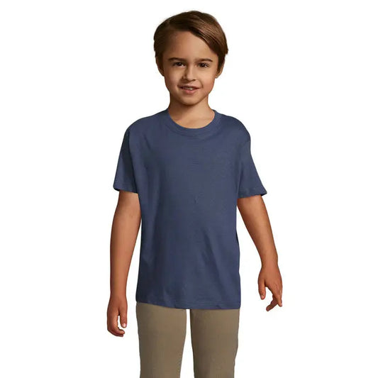 Copil purtând un tricou bărbătesc albastru marin trioc regent kids 150g cu mâneci scurte și decolteu rotund clasic