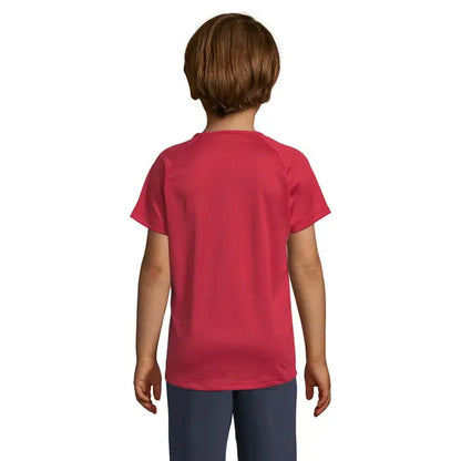 Copil purtând un tricou roșu vibrant cu mânecă scurtă din colecția trioc sporty pentru copii 140g