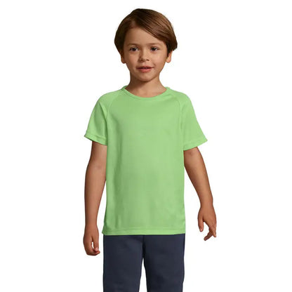 Copil purtand tricou sport lime verde cu maneci raglan scurte din bumbac 140g pentru copii trioc sporty