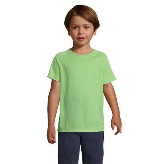 Copil purtand tricou sport lime verde cu maneci raglan scurte din bumbac 140g pentru copii trioc sporty