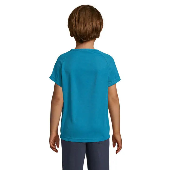 Copil purtand un tricou sportiv vibrant teal cu maneci raglan din bumbac 140g trioc pentru copii