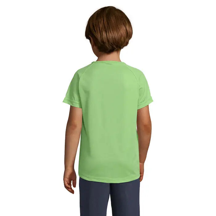 Copil purtând un tricou sport lime verde deschis cu mâneci raglan din material 140g trioc sporty pentru copii