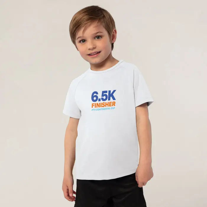 Tricou alb cu mânecă scurtă pentru copii 140g cu text 65k finisher albastru și portocaliu pe piept