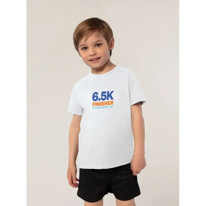 Tricou alb cu mâneci scurte pentru copii 140g cu text finisher 6.5k albastru și portocaliu pe piept