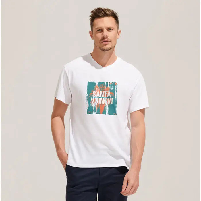 Tricou alb de bumbac cu decolteu in v si grafic patratic in nuante de teal si portocaliu cu text santa monica