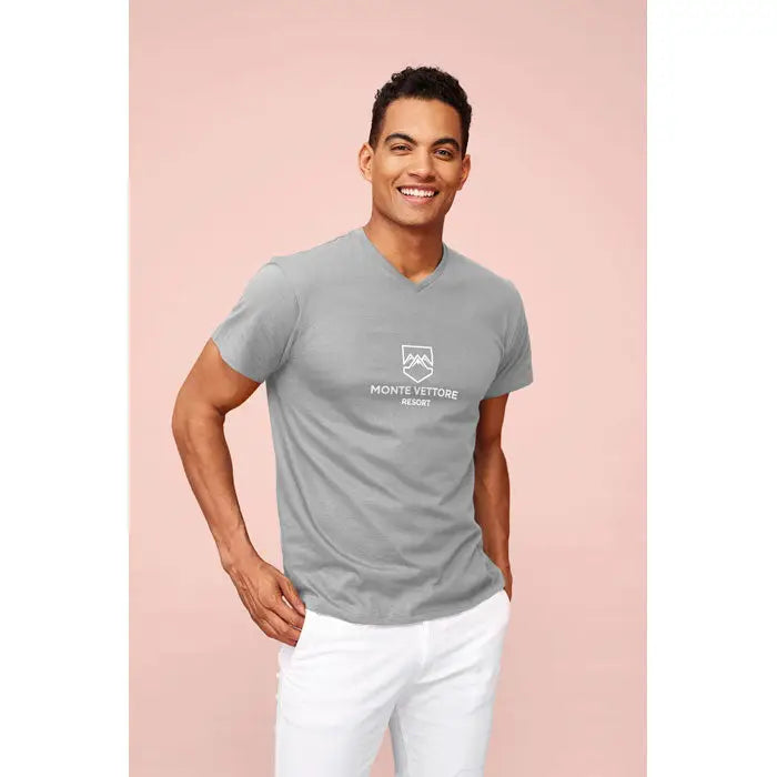 Tricou gri cu decolteu in v trioc victory gol v 150 cu logo alb monte vetture resort si emblema munte pe piept