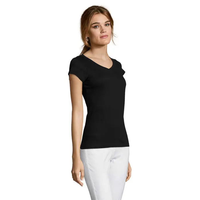Tricou negru de dama cu decolteu in V si detaliu subtil cu volan la umar Trio de dama moon