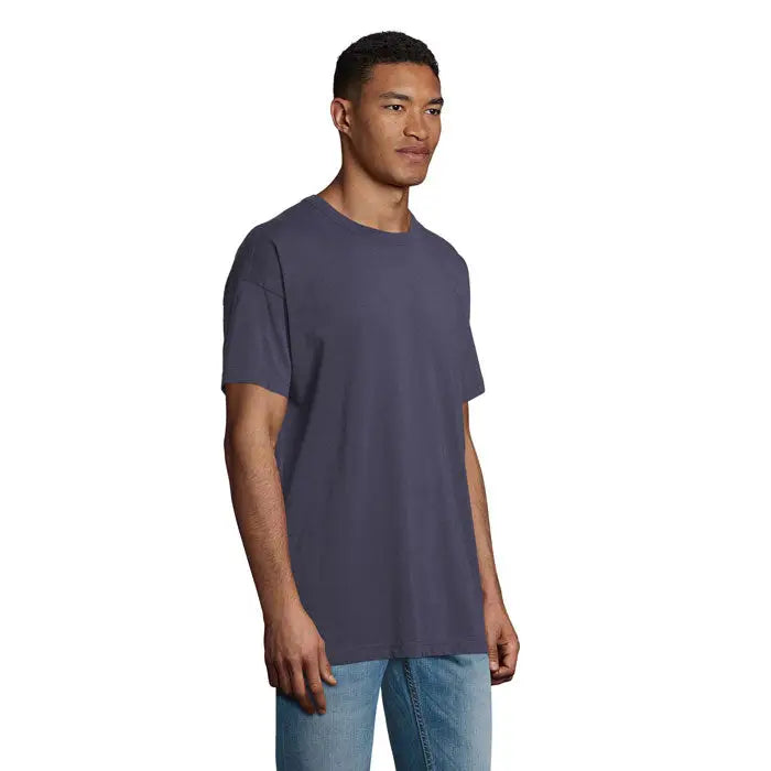Tricou barbatesc gri inchis cu maneci scurte si croi relaxat oversized boxy de la triou