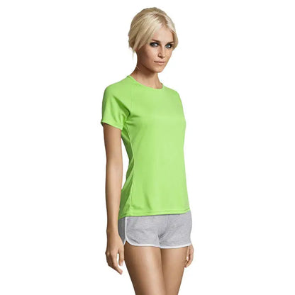 Tricou sportiv dama 140g verde neon cu maneci scurte, guler rotund si detalii subtile pe cusaturi laterale