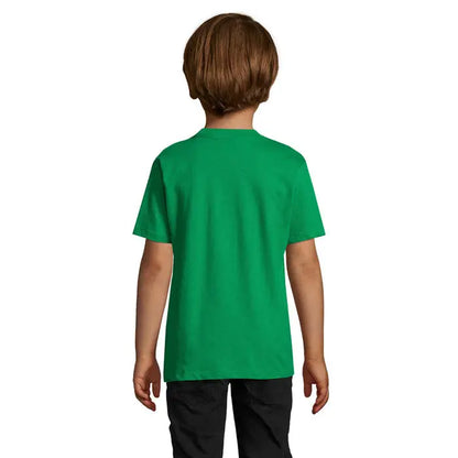 Un copil poarta un tricou verde simplu cu maneci scurte triuc imperial kids 190g pentru copii