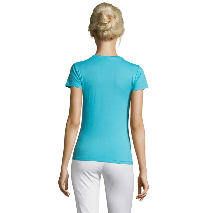 O femeie poartă un tricou solid turcoaz cu mâneci scurte și decolteu la baza gâtului triuc regent femei 150g
