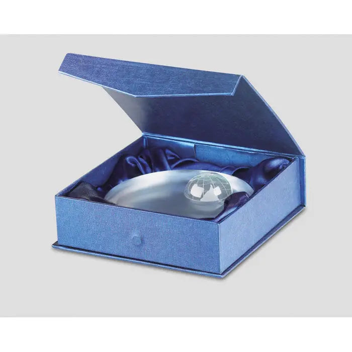 Trofeu glob de sticla crystal clar cu fatete pe suport metalic argintiu in cutie albastra de prezentare deschisa