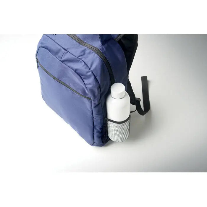Troler rucsac 600d rpet albastru cu fermoare negre si sticla de apa alba in buzunar plasa lateral